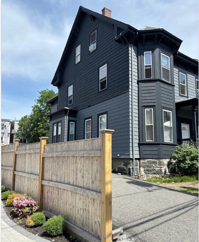 Building Photo - Large house near BU