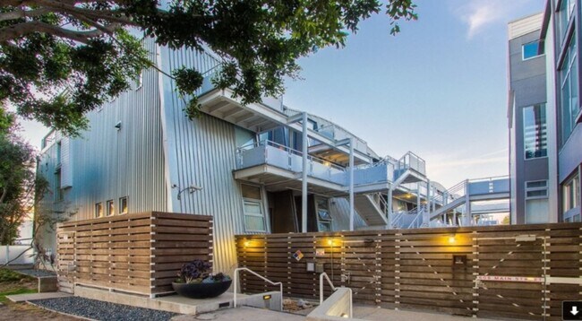 Foto del edificio - 615 Hampton Dr