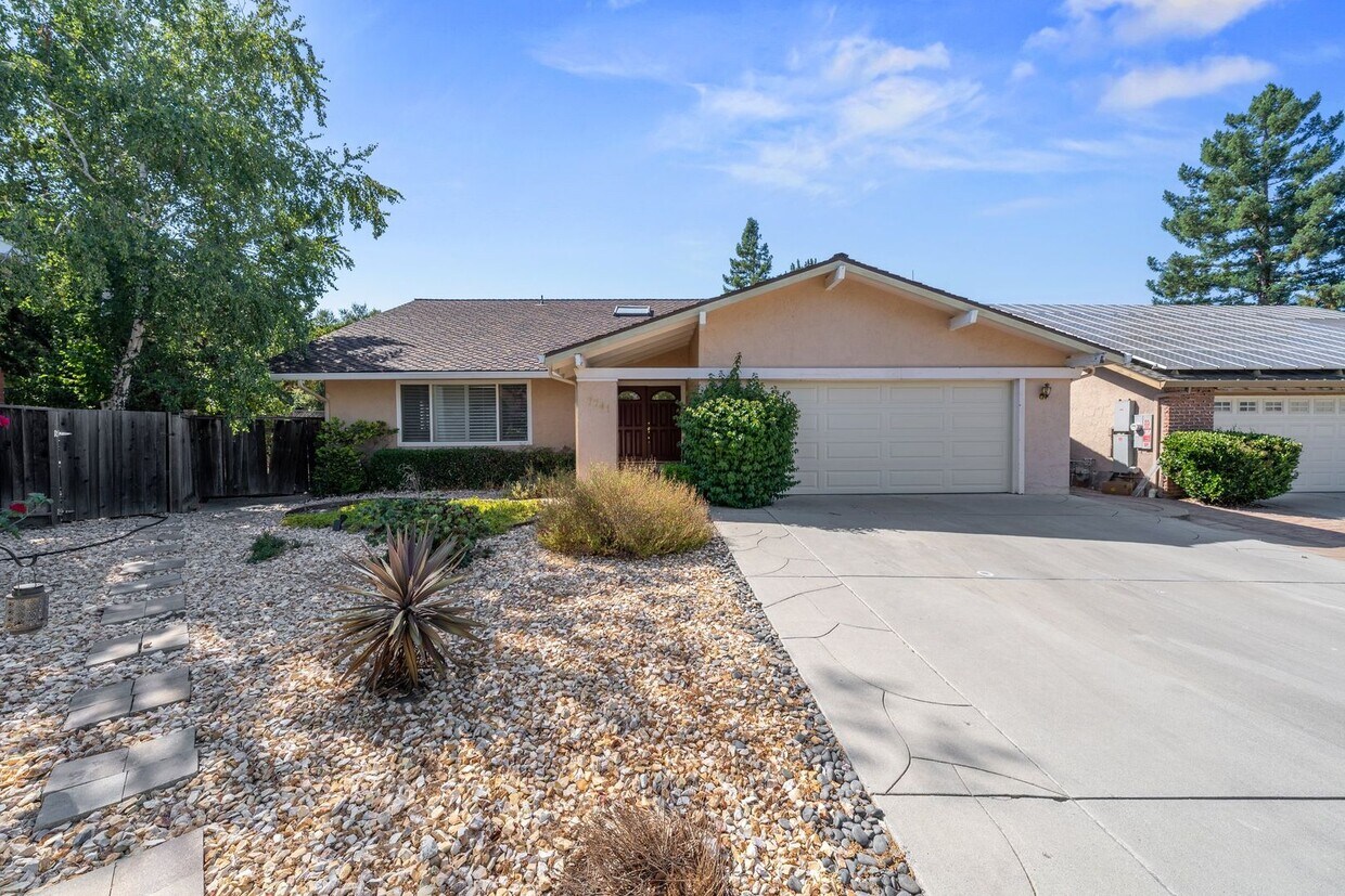 Primary Photo - 7741 Oak Meadow Ct