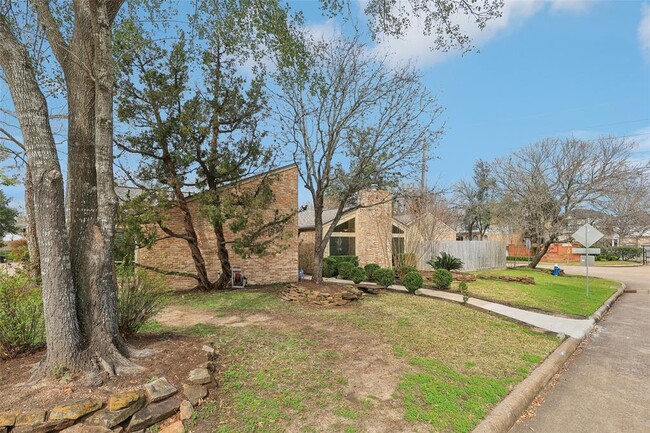 Building Photo - 12800 Briar Forest Dr