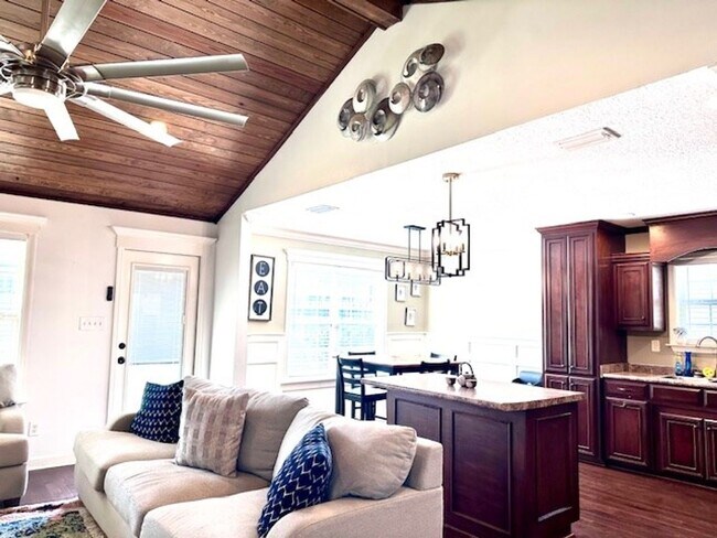 Foto del edificio - Charming 3BR/2BA Home with Vaulted Wood Ceiling, Island Kitchen & Privacy Fence – Nelson Hill Sub...