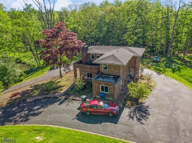 Foto del edificio - 242 Lake Rd