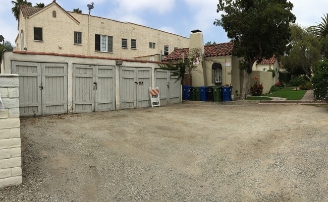 Building Photo - 926 N Serrano Ave