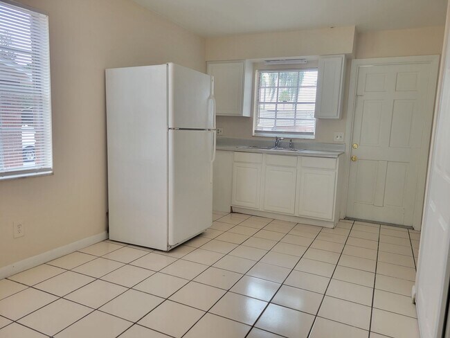 Foto del edificio - Two-Bedroom Apartment off Lake Howard