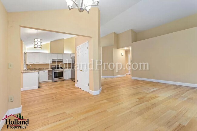 Foto del edificio - ** SHORT-TERM Lease Option Avail ** Stunni...