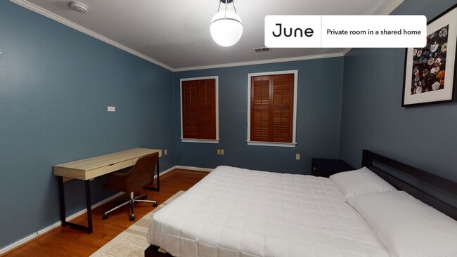Foto del edificio - Private bedroom in 7 bed/4 bath Home