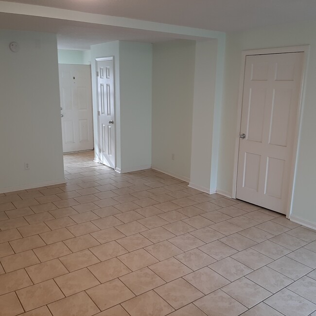 Main floor - 315 S Mendenhall St