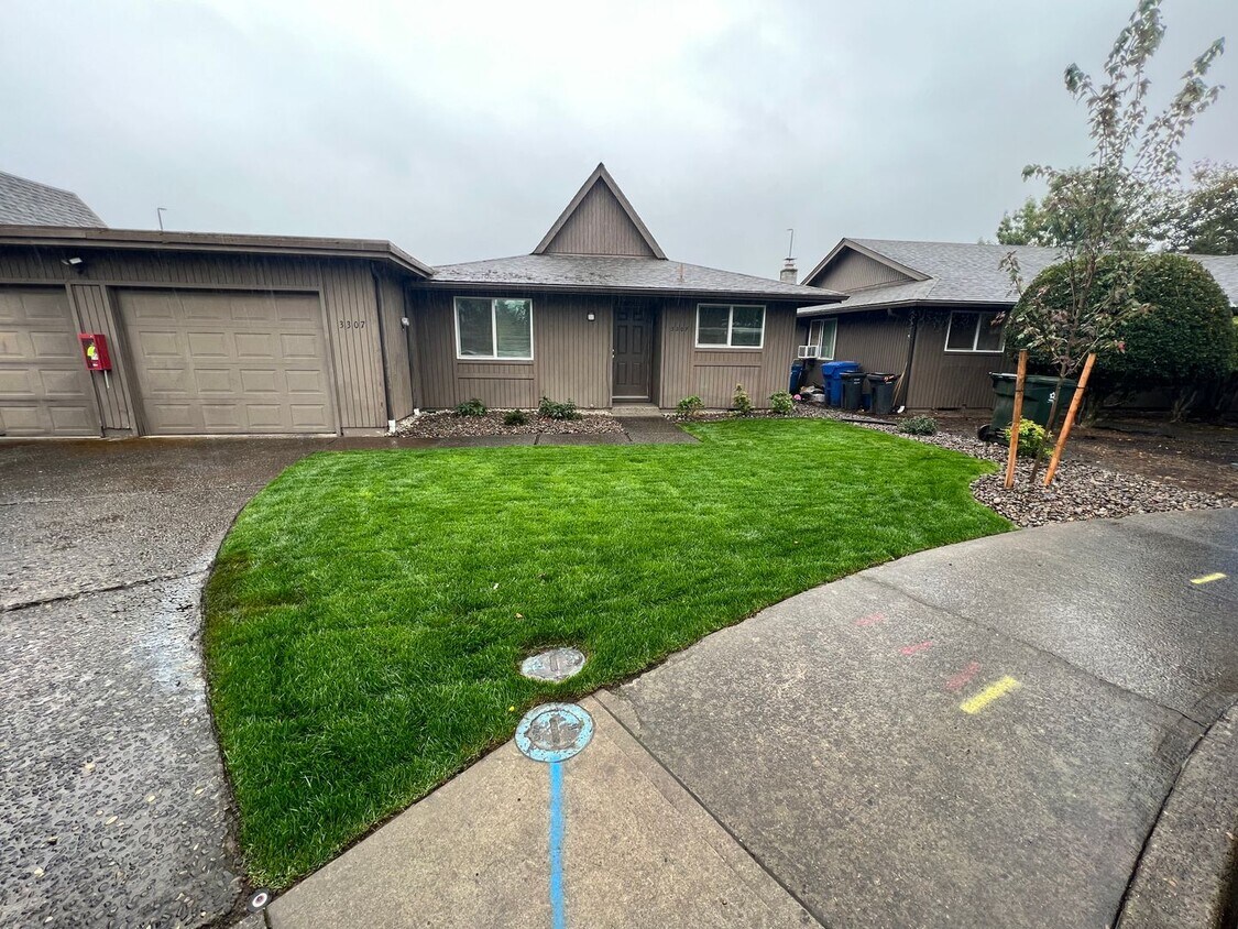 Foto principal - Remodeled Two Bedroom Duplex in North Sale...