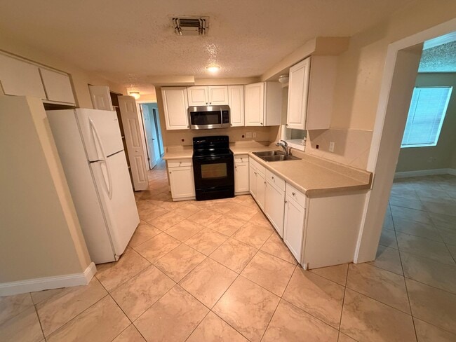 Building Photo - 4720 Salem Dr