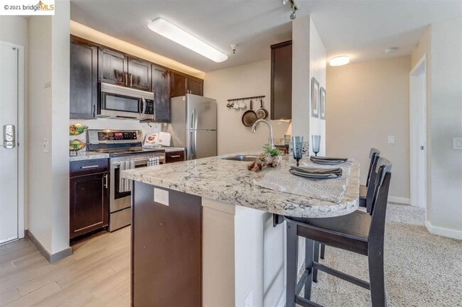 Foto del edificio - 6400 Christie Ave