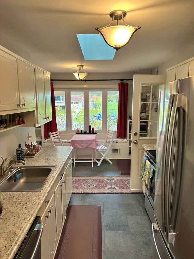 Building Photo - Spacious 5 BR/2.5 BA Single-Family Home in...