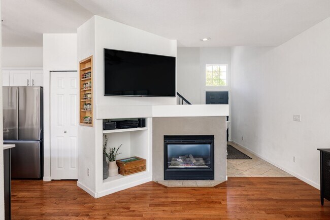Building Photo - Updated 3BD, 2.5BA Townhome in The Villas ...