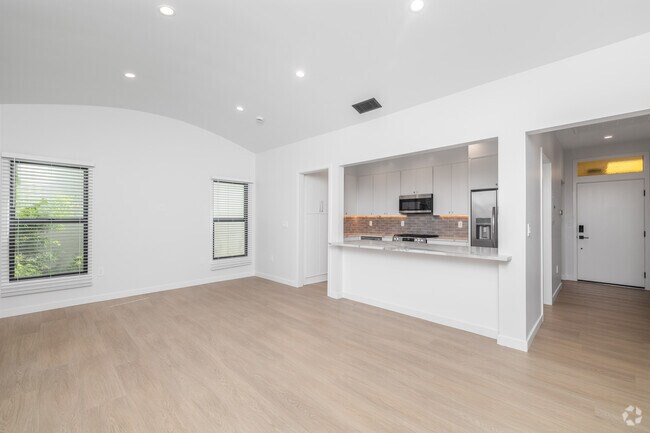 1 habitación, 1 baño - 750 pies cuadrados - Sala de estar - 9940 Robbins Dr