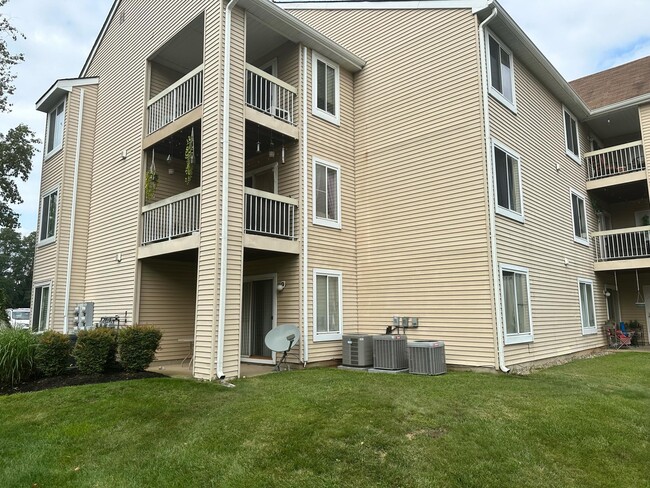 Building Photo - 479 Silvia St