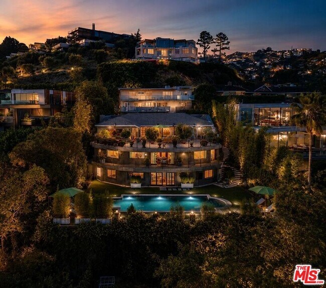 Foto del edificio - 8740 St Ives Dr