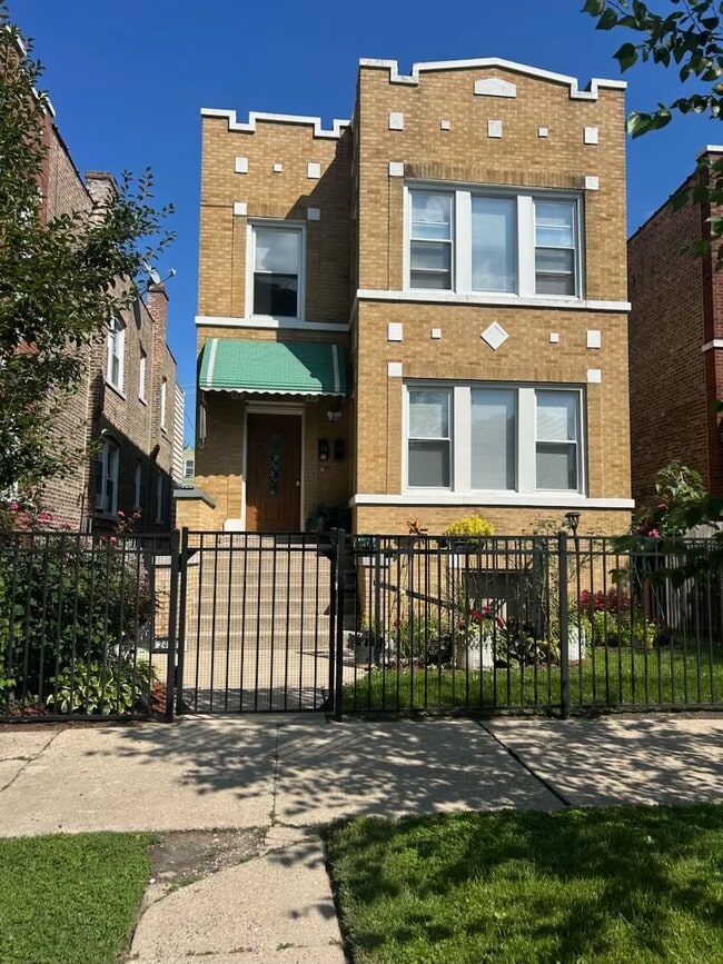 Building Photo - 2423 N Lotus Ave