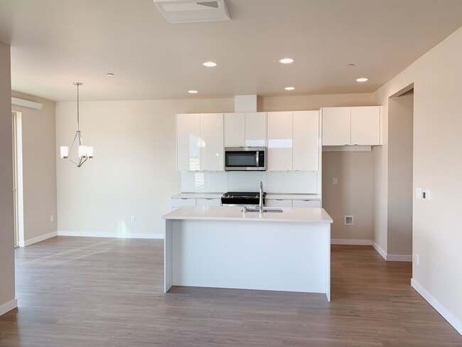 Foto del edificio - Lease Takeover Available 12/9/25! Sunny 3 bdrm, 2.5 bath in Cordata Neighborhood