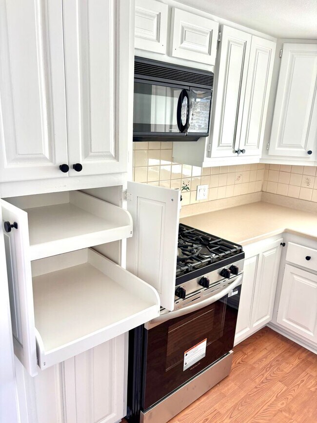 Foto del edificio - Spacious Private back house, W/D hookups, Garage, Walk-in closet