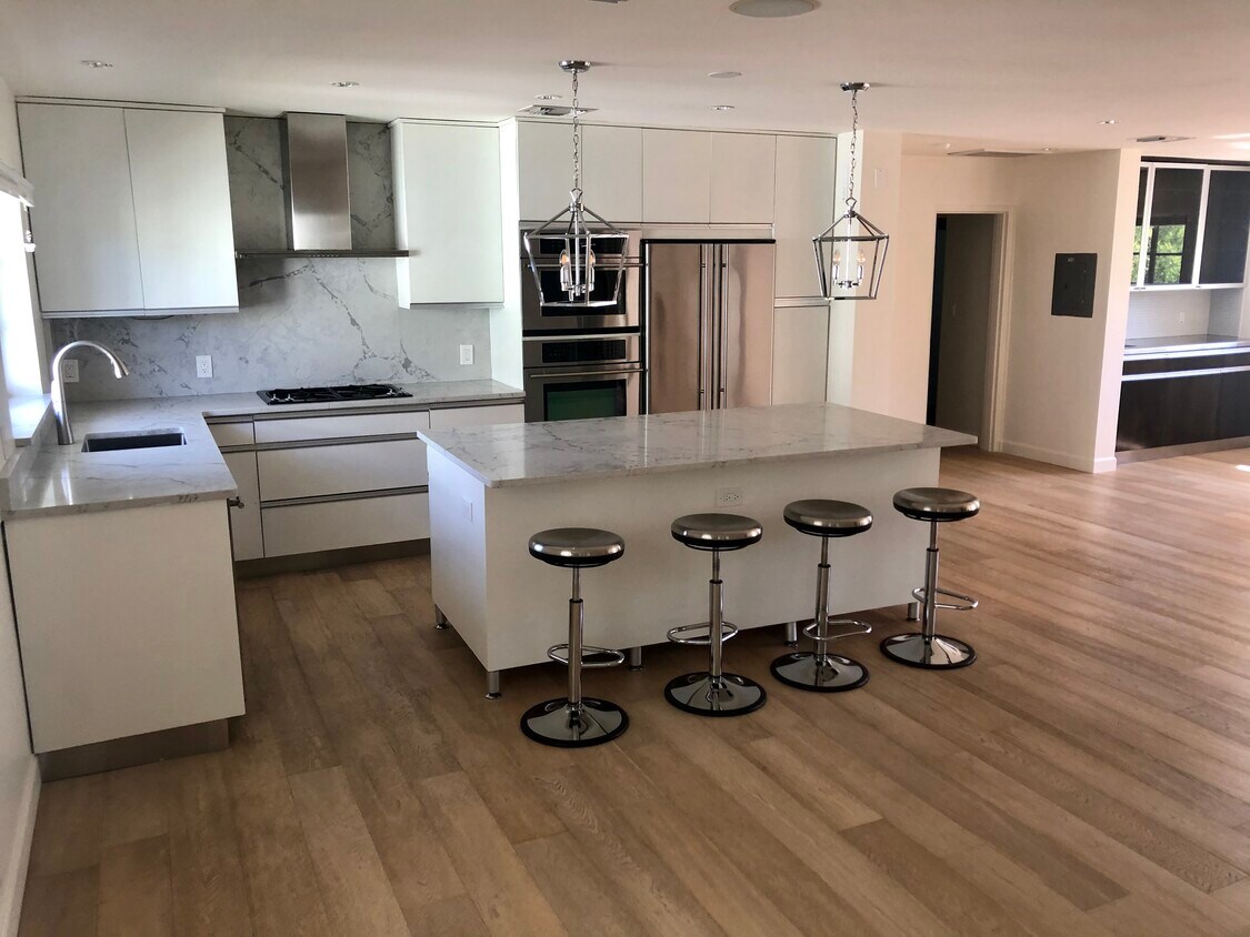 Newly renovated quartz kitchen - 505 Columbia Dr
