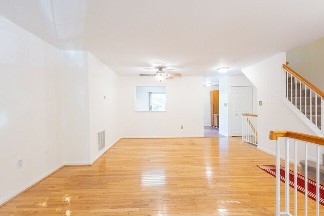 Building Photo - Lovely 3 BR/3.5 BA Townhome in Germantown!