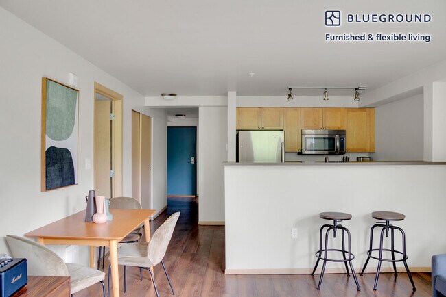 Foto del edificio - 301 Minor Ave N