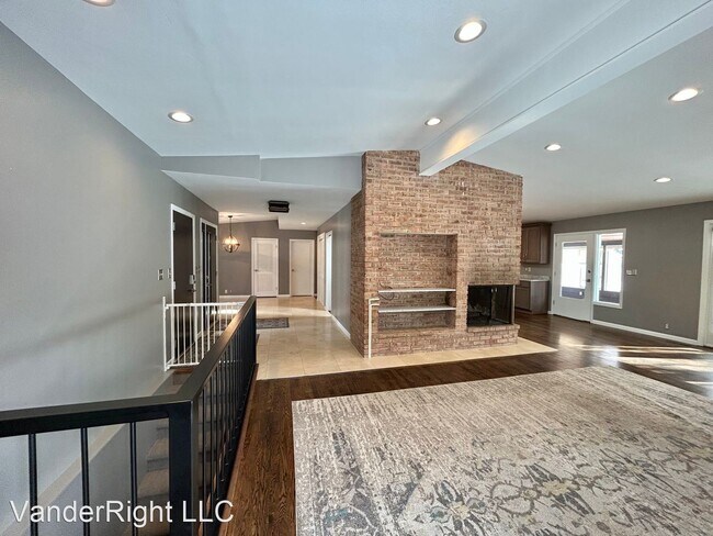 Building Photo - 3 br, 2.5 bath House - 2913 W Oak St