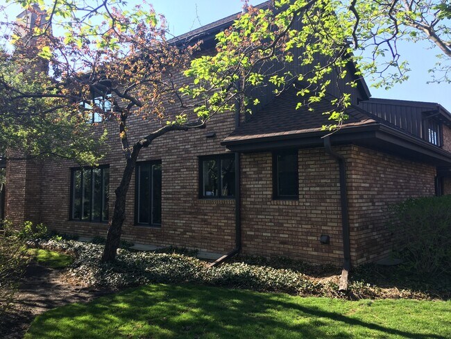 Foto del edificio - 1872 Mission Hills Ln