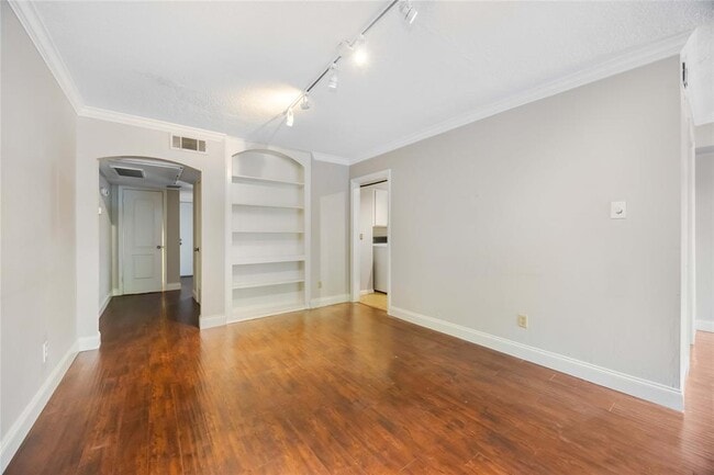 Building Photo - 372 N Post Oak Ln