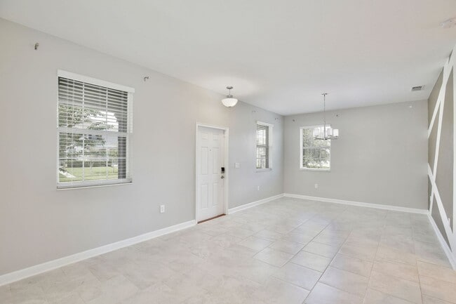 Foto del edificio - Former Model Townhome for Rent – Winter Ga...