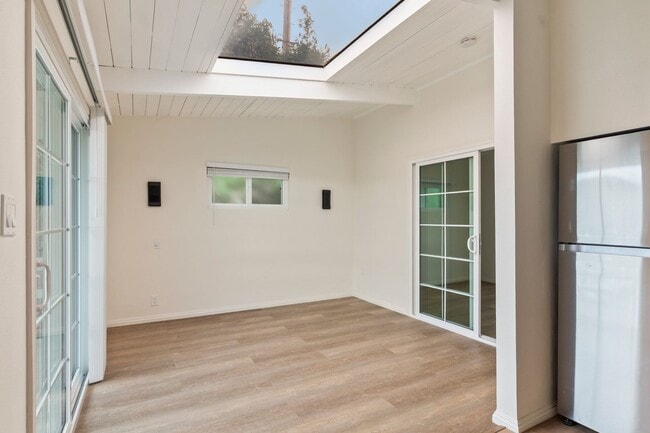 Building Photo - Catalina Apartments