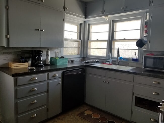 Building Photo - 836 W Knapp Ave