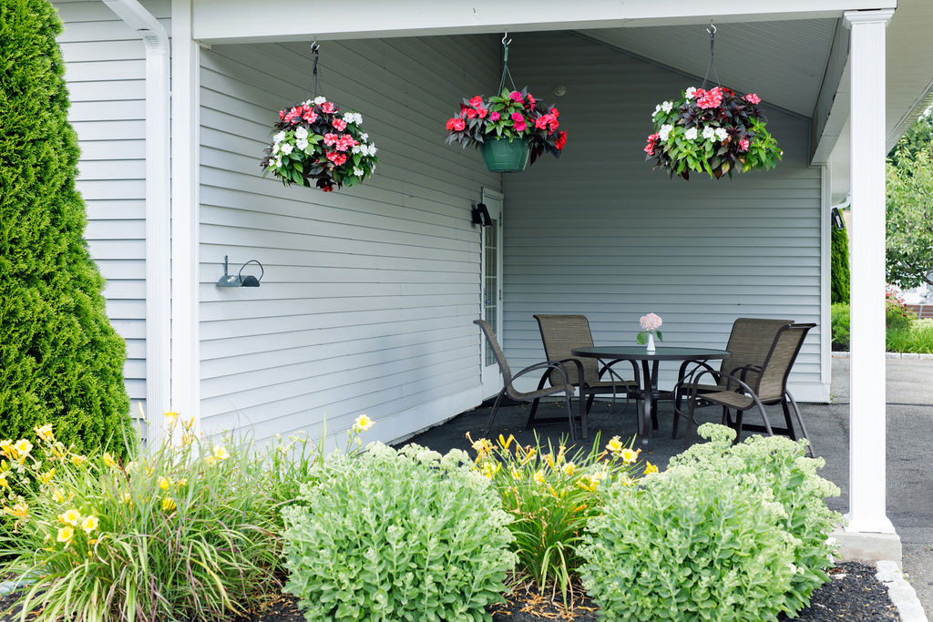 Patio cubierto - Theresa A. Rook Retirement Community