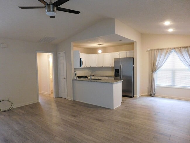 Building Photo - 225 Tobiano Dr