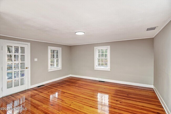 Foto del edificio - 10 Lommason Glen Rd