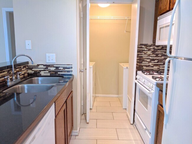 Foto del edificio - IMMEDIATE MOVE IN!!!  AMAZING 4 BED/3.5 BA...