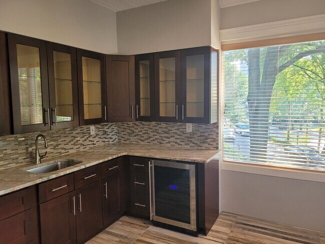 Foto del edificio - 169 Peachtree Cir NE