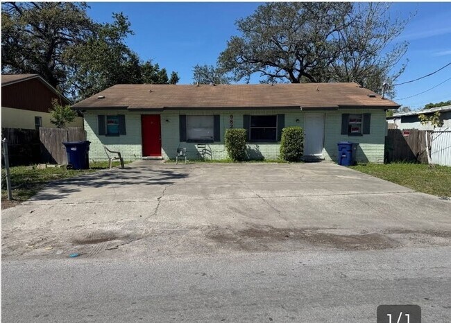 Building Photo - 2-Bedroom, 1-Bathroom Duplex in Tampa