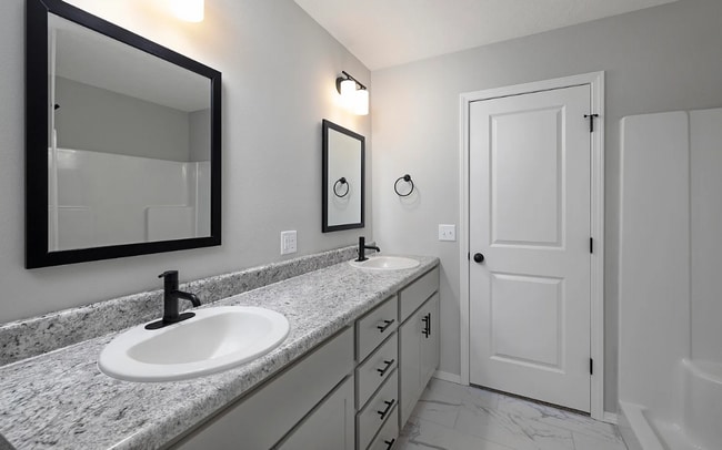 Building Photo - Beautiful 3 Bedroom Home with a fully fenc...