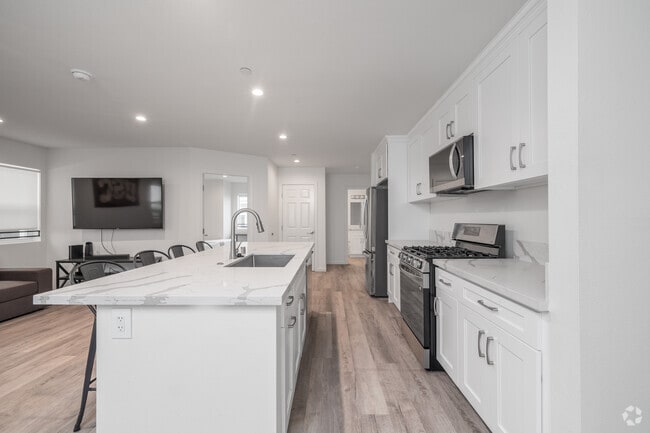 5BR, 3BA - 1,816SF - Kitchen - USC Student Housing - The Hive On Ellendale Apartments