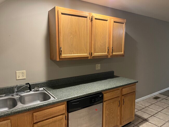 Área de cocina de concepto abierto - 114 N Third St