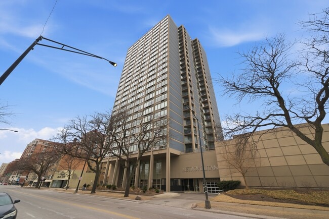 Building Photo - 5320 N Sheridan Rd