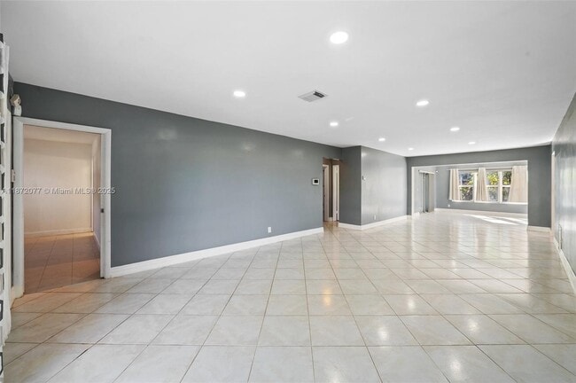 Building Photo - 3812 N Circle Dr