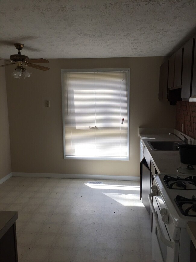 Building Photo - 3544 Exeter Ct