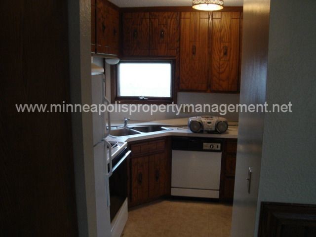 Building Photo - Duplex available in Brooklyn Park.