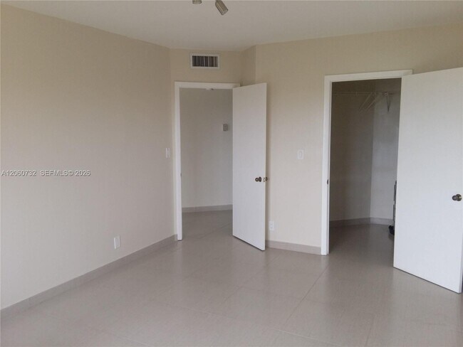 Foto del edificio - 8290 Lake Dr