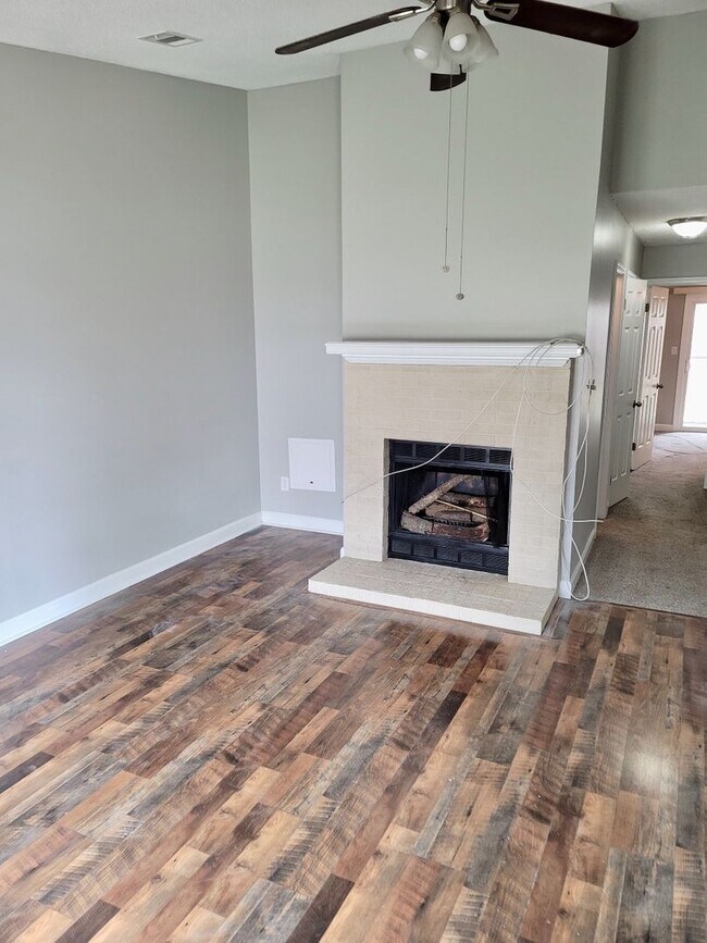 Building Photo - Cute 2 Bedroom 1 Bath Single Family Home l...