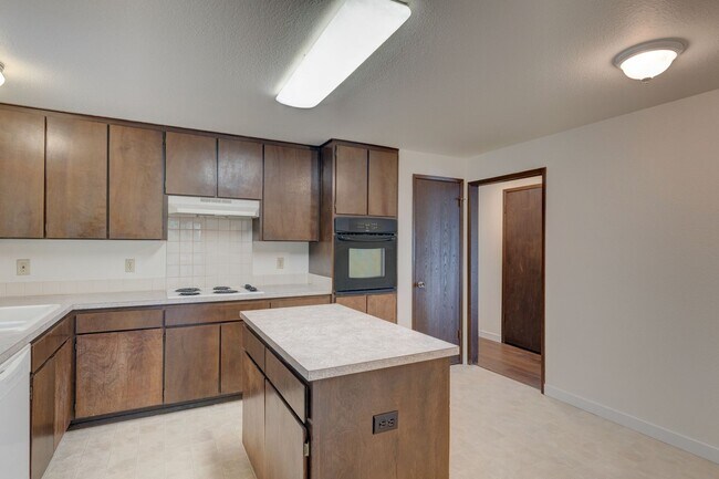 Foto del edificio - Large Private Rural Home Just West of Downtown Oak Harbor on 5 acres