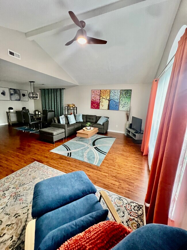 Foto del edificio - 341 Waters Edge Ln