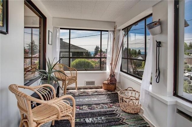 Foto del edificio - Timeless Charm Meets Thoughtful Updates in This Light-Filled Retreat