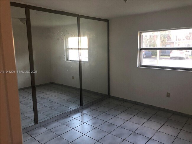 Foto del edificio - 4301 NW S Tamiami Canal Dr